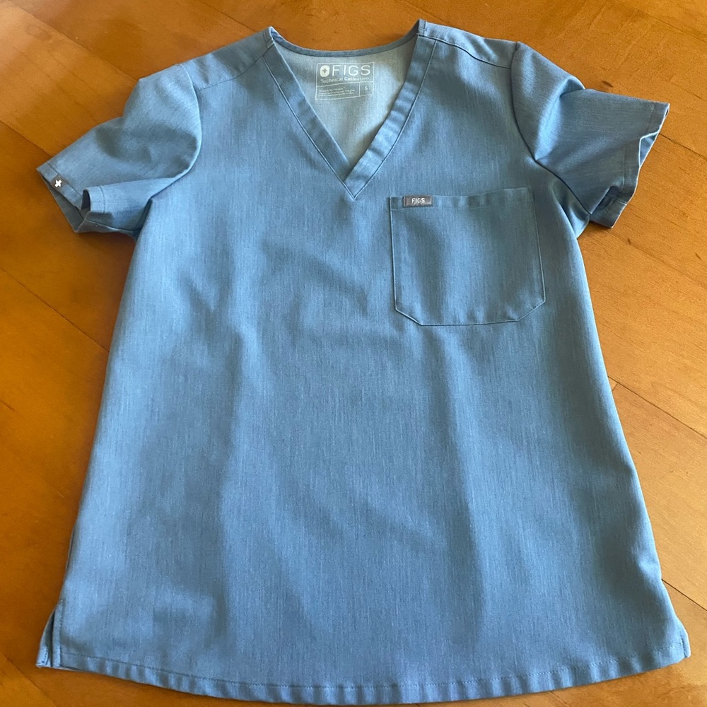 FIGS Catrina top sz S Light Denim
